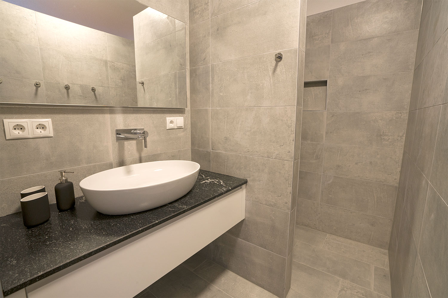 Bad mit Dusche und WC