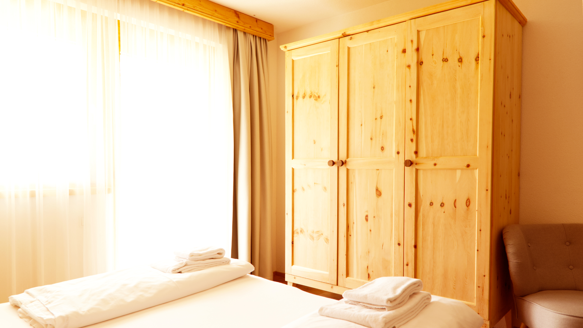 Schlafzimmer mit Schrankbereich