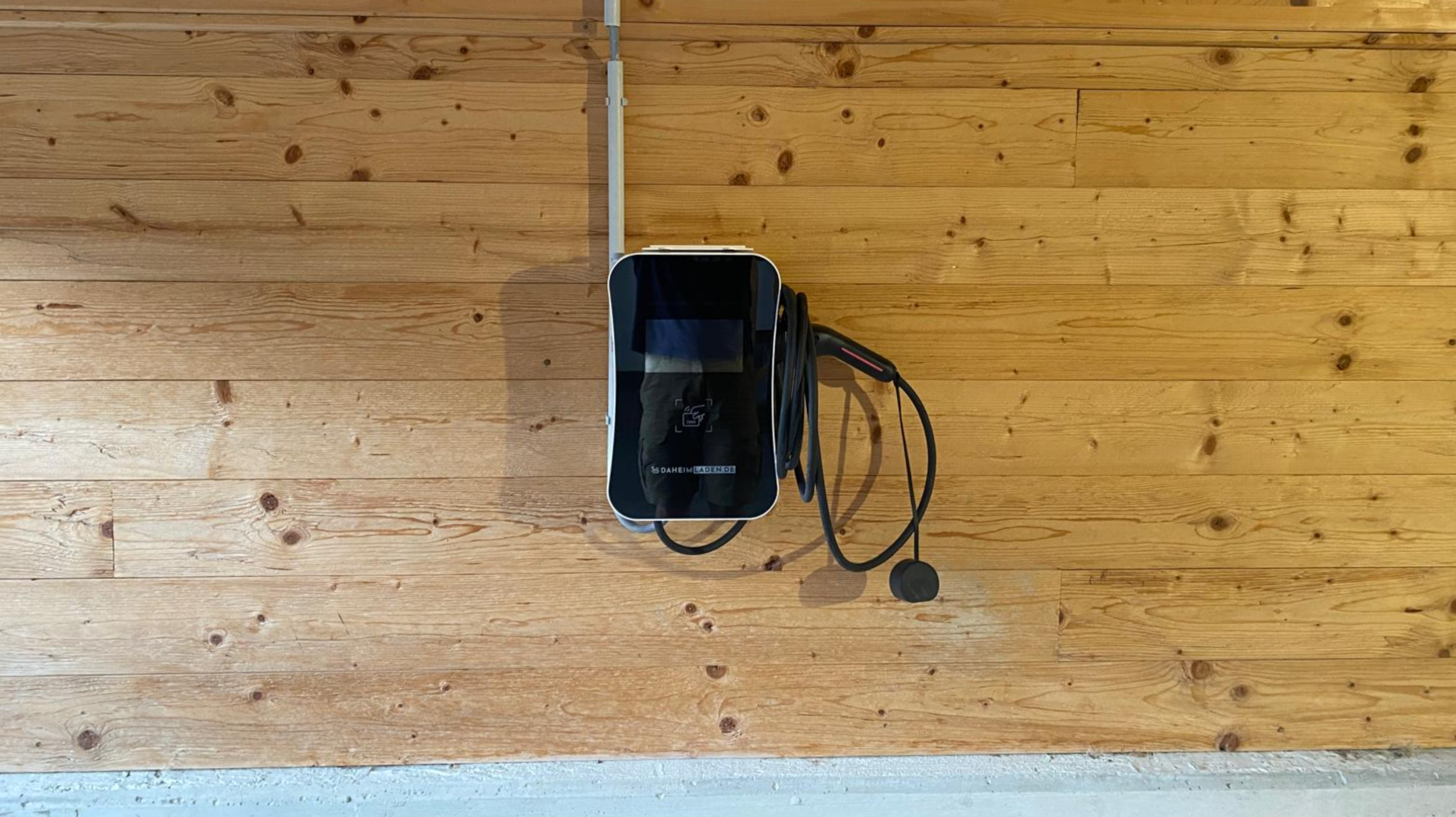 E-Ladestation für Elektroautos im überdachten Carport des Alpenchalets im Leutaschtal